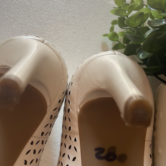 Michael Kors | cream color heels - Picture 4 of 12